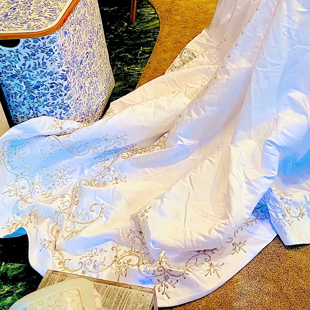 Allure Bridals Satin Wedding Dress - Picture 4 of 6